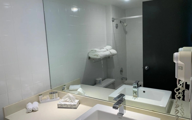 Coast Lonsdale Quay Hotel