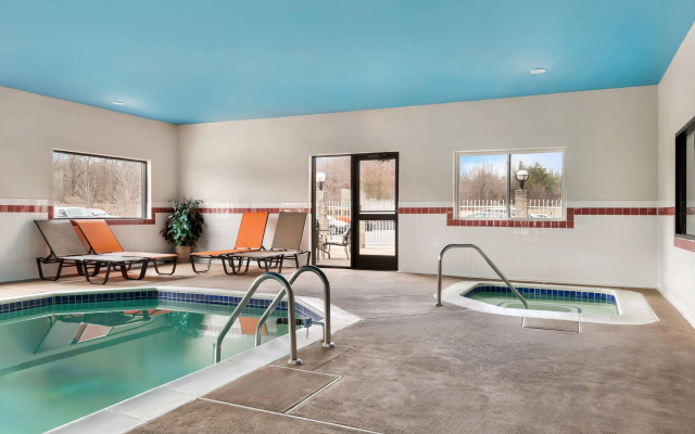 Comfort Inn & Suites North East