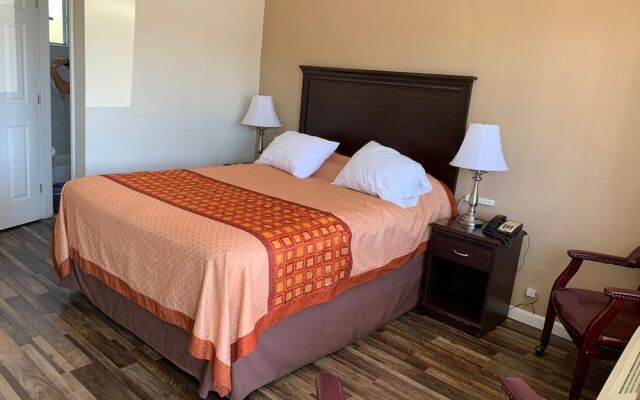 Redwood Inn