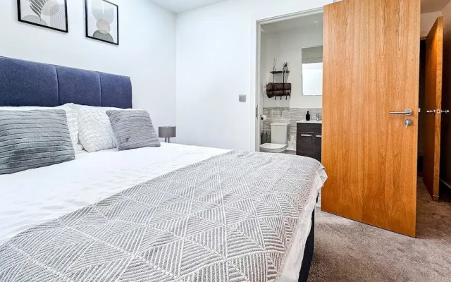 Salford - 2 Bed Apartment - Sleeps 4 - Wifi