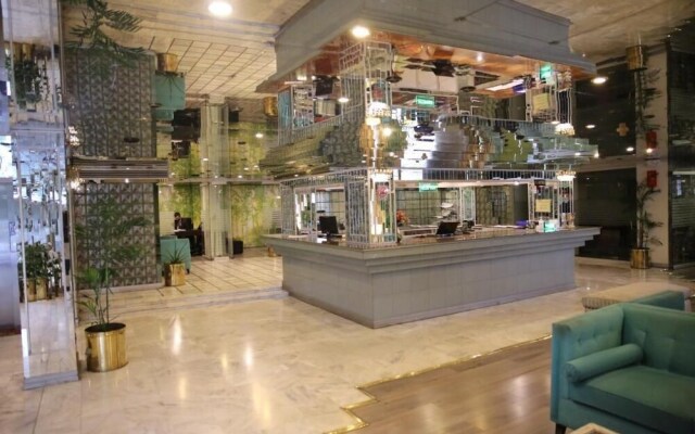 Hotel de Papae Intl