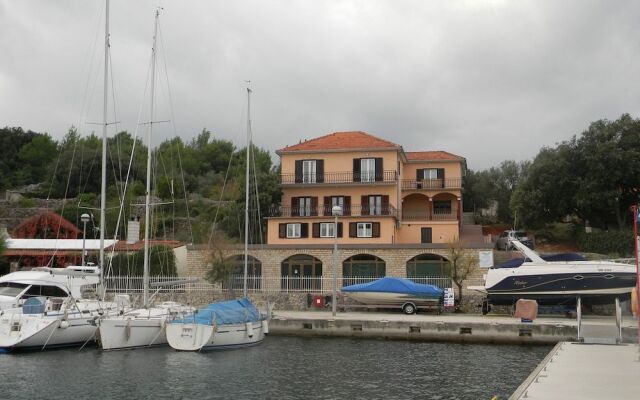 Apartments Dora Vrboska island Hvar