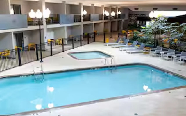 DoubleTree by Hilton Austin, MN