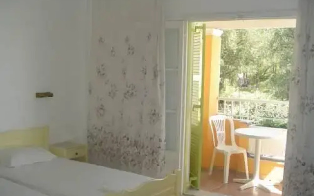 Coryfo Studios & Apartments