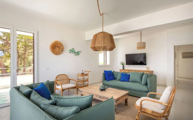 Sea Frame Design Apartments with Pool by Wonderful Italy