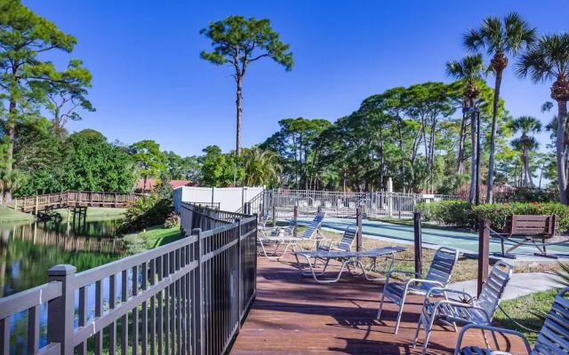 Yellow Pine Duplex Close to Pool & Tennis