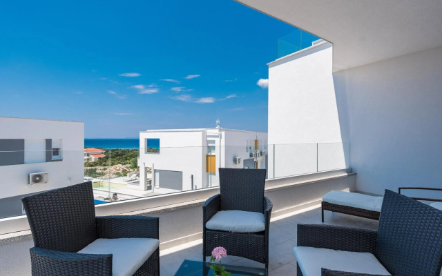 Merima 1 luxury ap with a pool