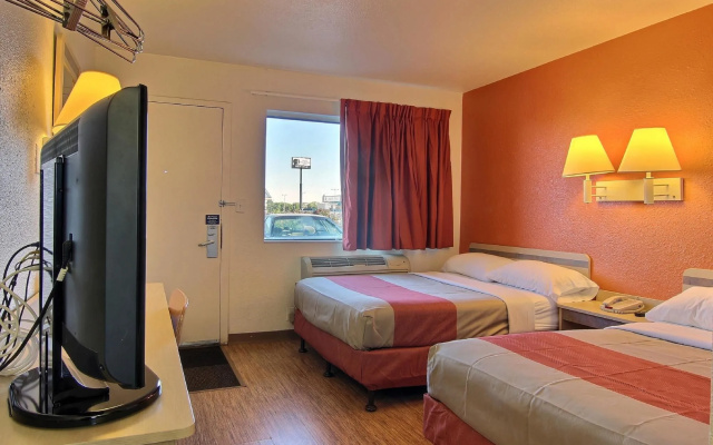 Motel 6 Bismarck, ND
