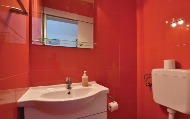 Awesome Home in Duce With Wifi and 9 Bedrooms