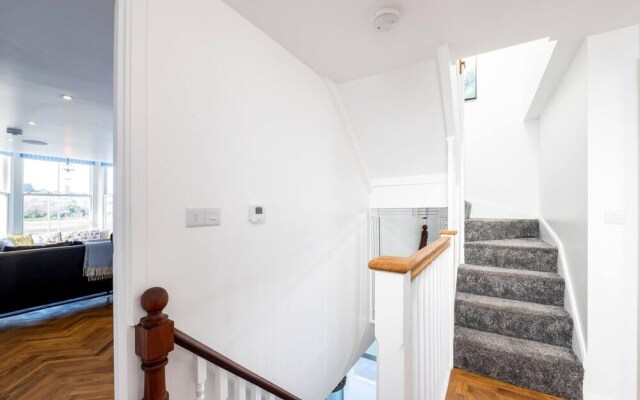Luxurious 2 Bedroom Apartment With Estuary View