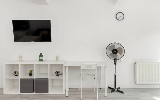 Sunny Apartment With Parking by Renters