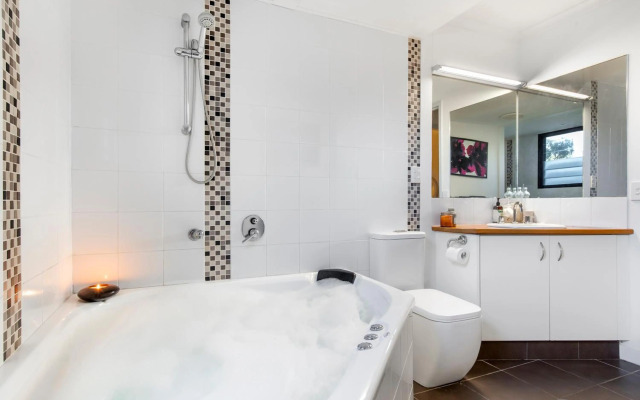 Cool Noosa Home. Central location. A/C. Gym. WIFI. Netflix