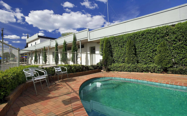 Admiralty Inn