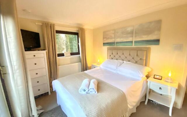 Stunning 4-bedroom Cabin With Hot Tub in Beattock!