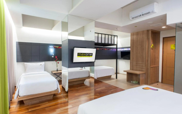 MaxOneHotels at Dharmahusada - Surabaya