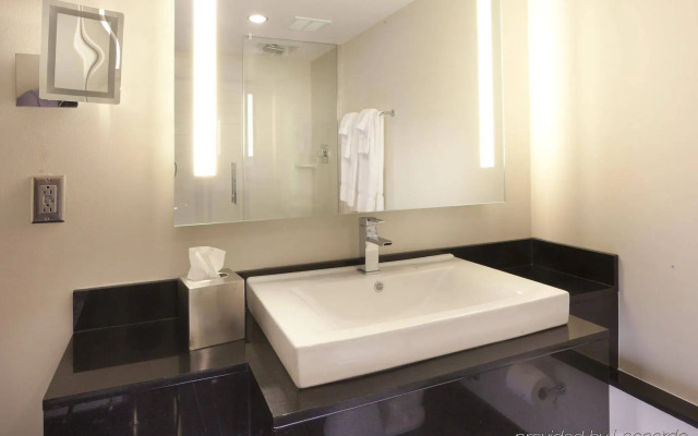 Delta Hotels by Marriott Milwaukee Northwest