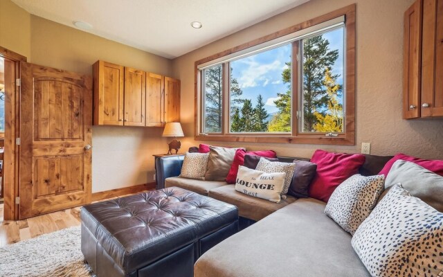 Rounds Retreat 4 Bedroom Home by RedAwning