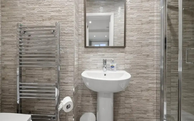 Large 5 Bedroom-free Parking-great Transport Links