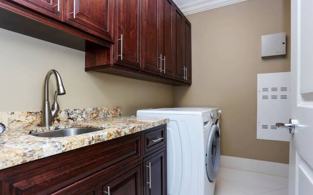 Grand 4 Bedroom Vacation House near Vancouver Downtown