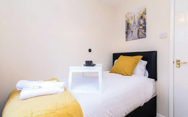 Spacious 3-bedroom Apartment w/ Private Garden
