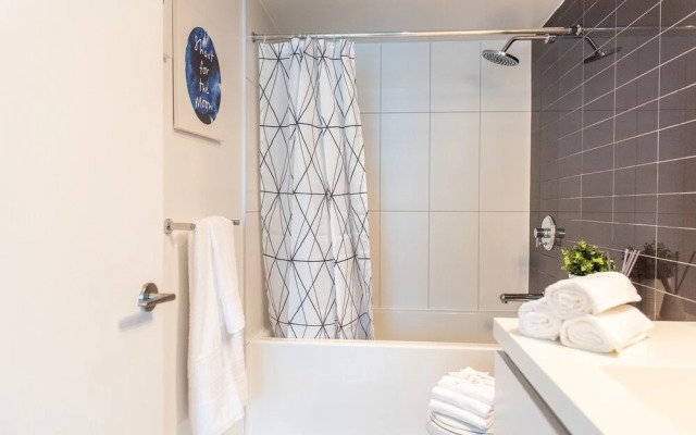 QuickStay - Premium 2-Bedroom with CN Tower & Lake Views