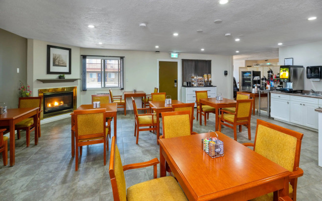 Econo Lodge Inn & Suites