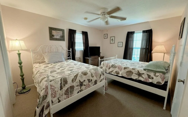 Sea Note 3 Bedroom Home by RedAwning