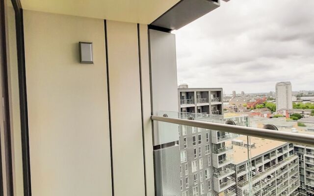 Lovely 2-bed/2-bath Apartment in Lincoln Plaza