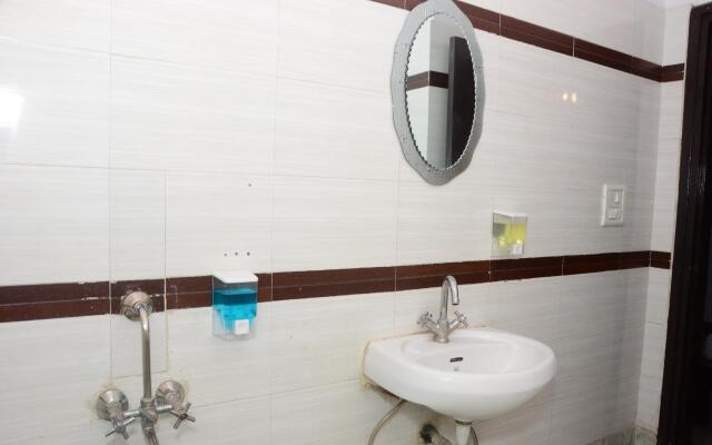 Gurjeet Hotel By Naavagat