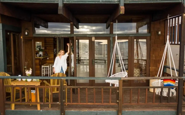 Fleetwood - Retro Modern Oceanfront Home w Two Expansive Patios