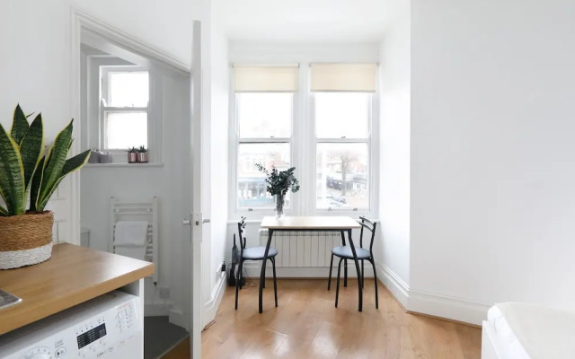 Bright Cosy Studio Perfect Base