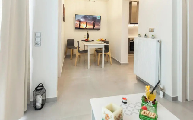 Pireas Jewel New Design Apt w Backyard