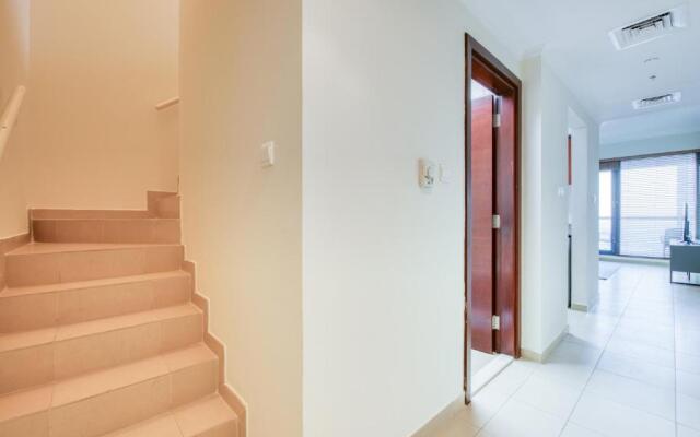 RH- Cozy 1 BR Duplex in X1 Tower