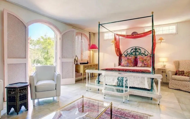 Romantic Puerto Banus Villa, Sea Mountain Views
