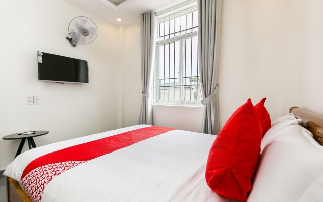 OYO 365 Rose Hotel