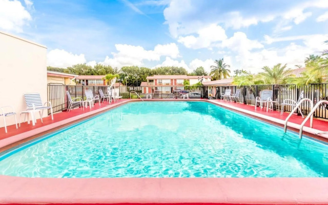Econo Lodge Inn & Suites