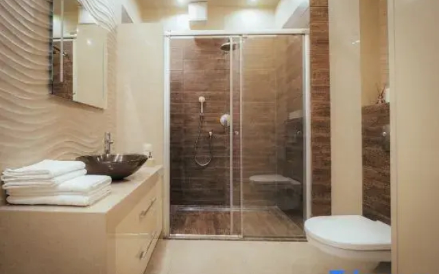 High quality close to Old Town + huge shower + PS4