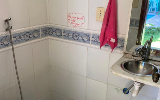 Casa de mãe aconchegante com piscina próximo à praia