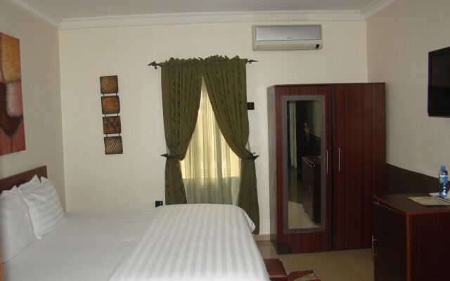 Charlie's Place And Suite