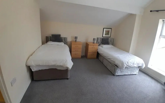 Blackpool - 2-beds - Sleeps 5 - Pet Friendly