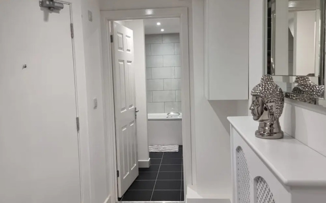 London Oasis Modern 2BR Apartment