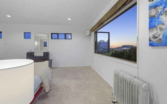 Spacious Family Home - Backyard-Mt-Views