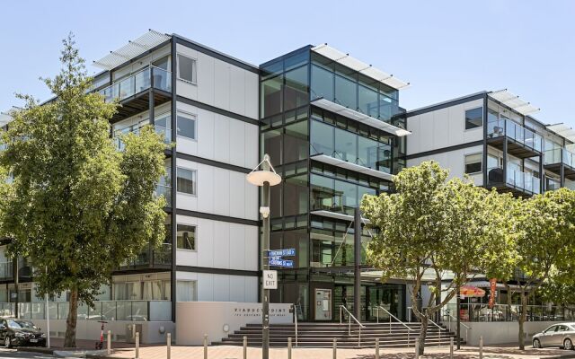 Bright and Spacious Viaduct Living with free carpark by Urban Butler