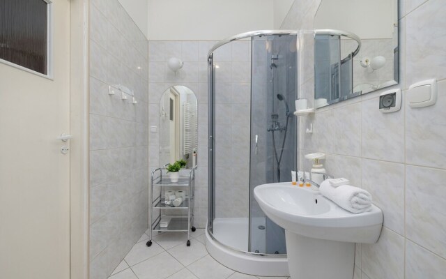 Picturesque Apartment Krakow by Renters