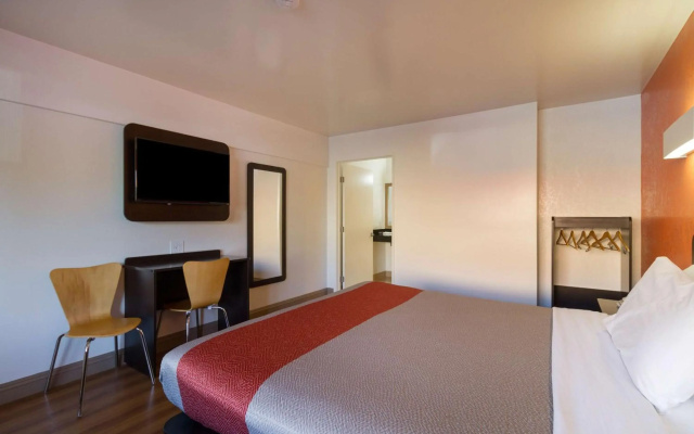 Motel 6 Claremont, CA
