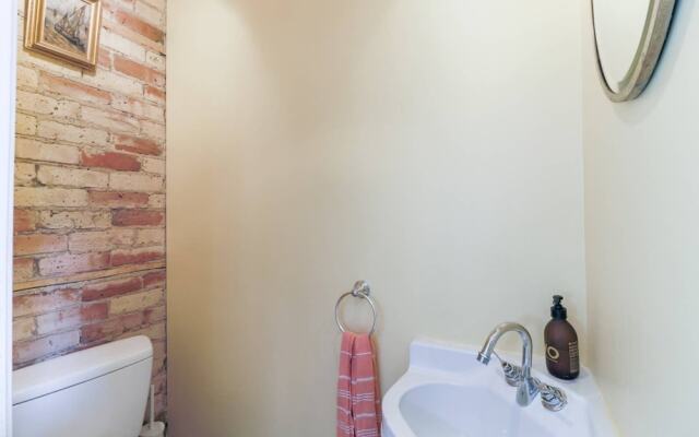 Chic Toronto Townhouse With Private Patio