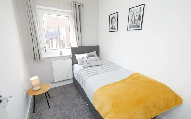 3 Bedroom Large House - Train Station