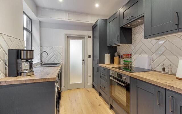 2 Bedroom House- Hereford City Centre with Parking