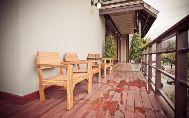 The Arak Bed Bar and Hostel