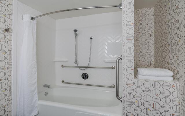 Holiday Inn & Suites Pittsfield-Berkshires by IHG
